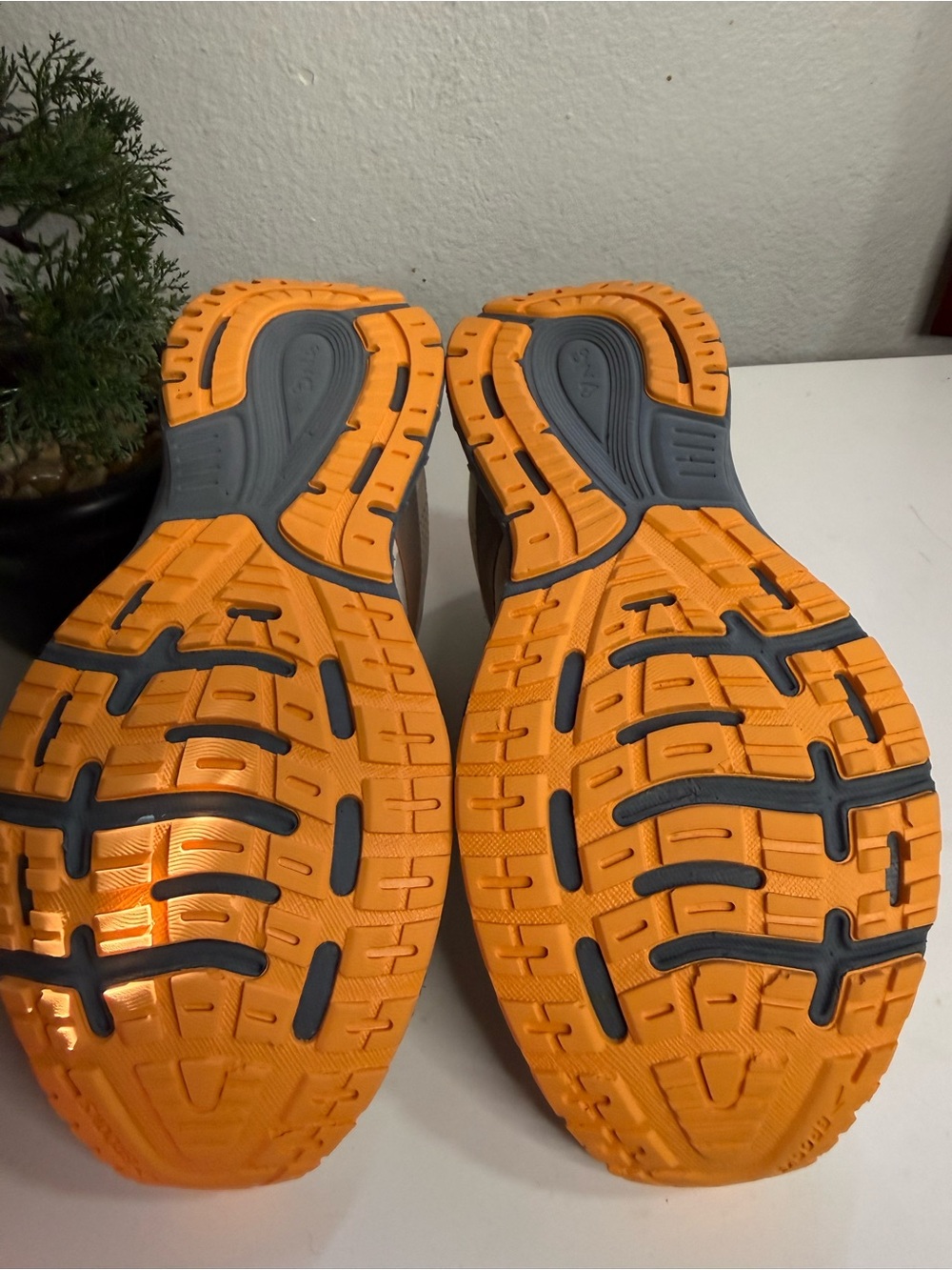 Brooks Anthem 5 Women size 6.5 Athletic in Cream with Orange and Gray Accents - Picture 7 of 8